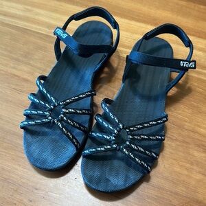Teva Women’s size 10. EUC